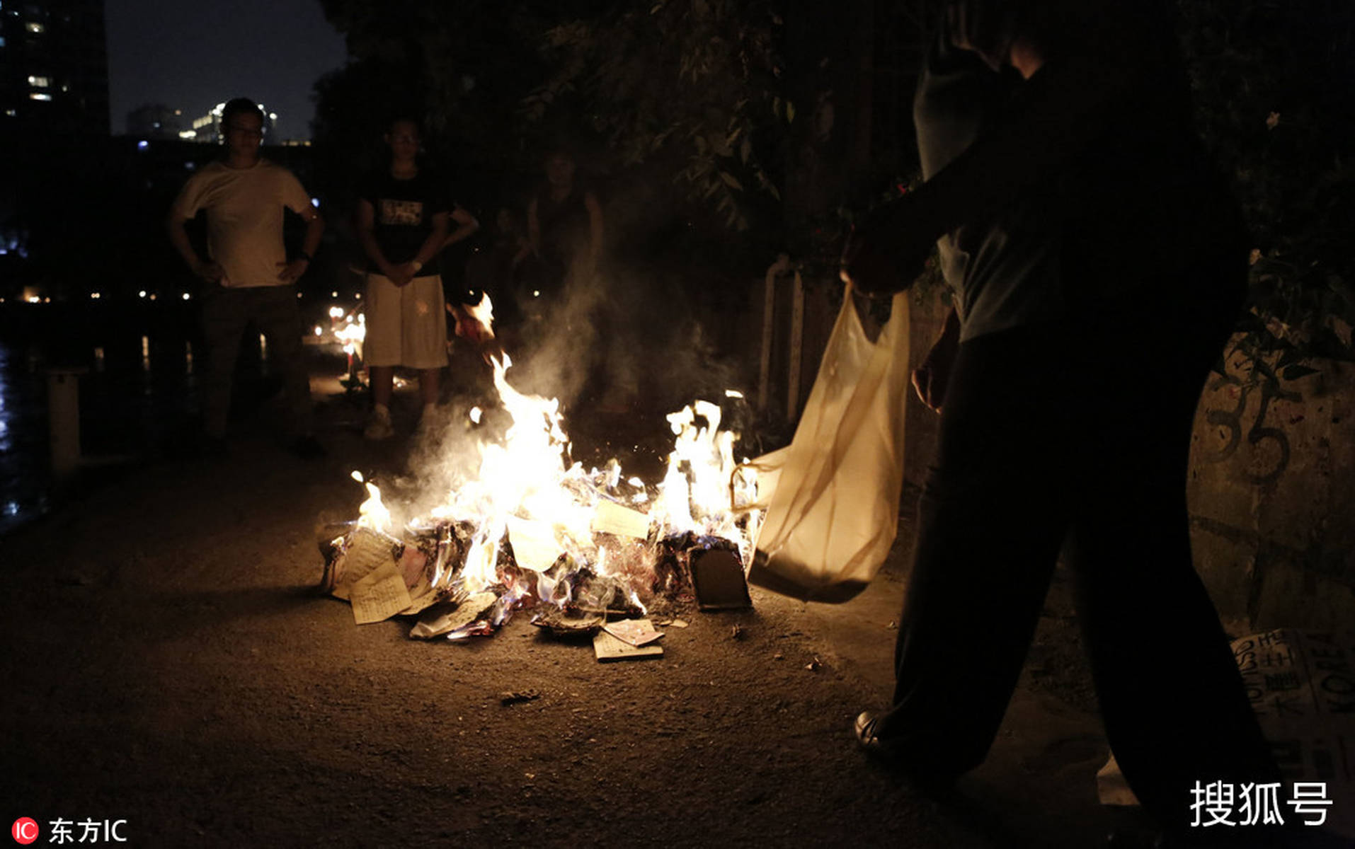 贵州中元节烧纸祭亲，场面震撼，情感深沉